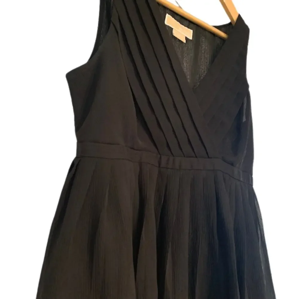 MICHAEL KORS Black V-Neck Pleated Sleeveless Flowy Blouse | M